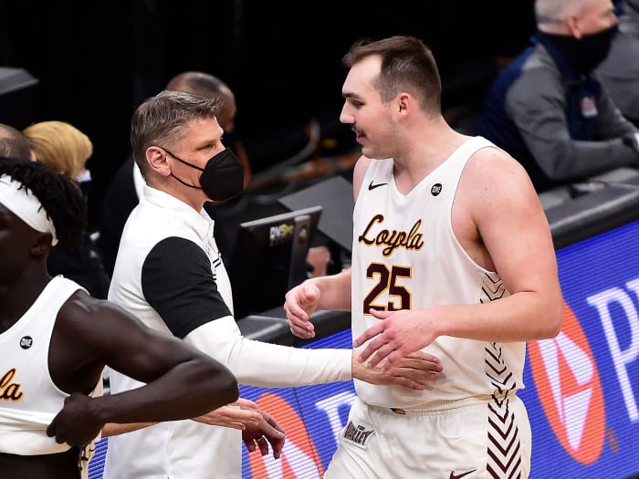 Loyola Chicago's Porter Moser and Cameron Krutwig
